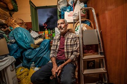 Juan Rodríguez, en el almacén de su casa de Tacande.