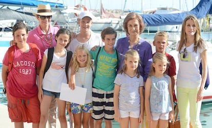 Doña Sofía, con sus ocho nietos, la infanta Elena y doña Letizia, en 2013 en Palma. La última imagen posada de la reina Letizia con sus sobrinos Urdangarin.