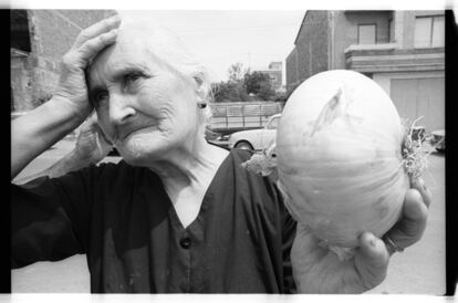 Una anciana de la huerta valenciana muestra una cebolla durante una protesta por la situación del campo, con bajas rentas y difíciles condiciones de vida, en la primavera de 1976.