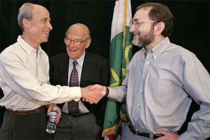 Roger Kornberg (izquierda) saluda a Andrew Fire, Nobel de Medicina, en Stanford junto a su padre, también premio Nobel.