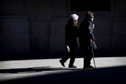 Dos mujeres mayores caminan cogidas del brazo, en enero en Sevilla.