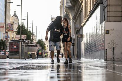 Una pareja sin mascarilla pasea por el centro de Madrid, este sábado.