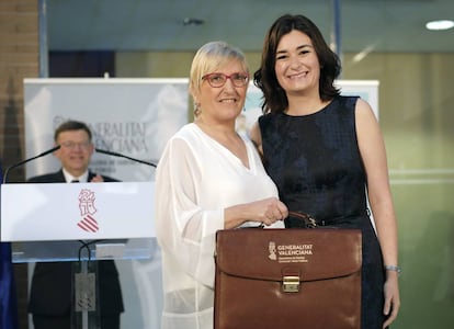 Carmen Montón, a la derecha, con su sucesora Ana Barceló y el presidente Ximo Puig, al fondo.