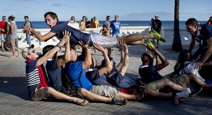 Torcedores franceses celebram a vitória contra a Nigéria em Salvador (Brasil), 30 de junho de 2014.