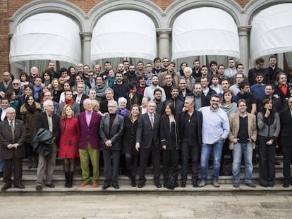 Los nominados a los Premios Gaud&iacute; reunidos ayer en el Palacete Alb&eacute;niz para la foto de familia 