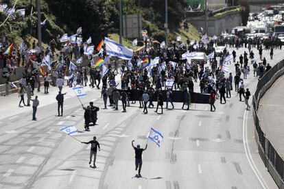 Un grupo de manifestantes bloquea una carretera en Tel Aviv, este jueves. 