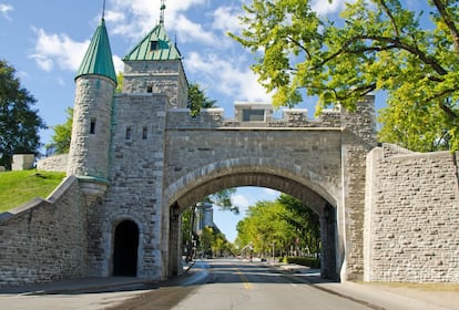 Puerta de la muralla de la ciudad francófona de Quebec (Canadá).