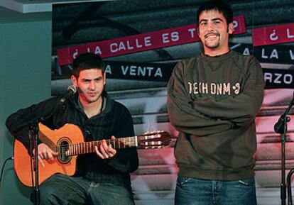 David (a la derecha) y José Muñoz, Estopa, durante su actuación el martes en Madrid.