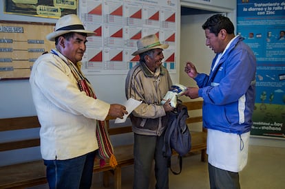 En el Centro de Salud Kallawaya Villa Esteban Arce trabajan de manera conjunta y complementaria el Médico Tradicional y el Médico Académico. 