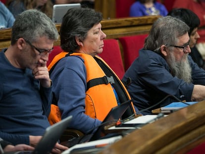 La diputada de la CUP Gabriela Serra amb una armilla salvavides.