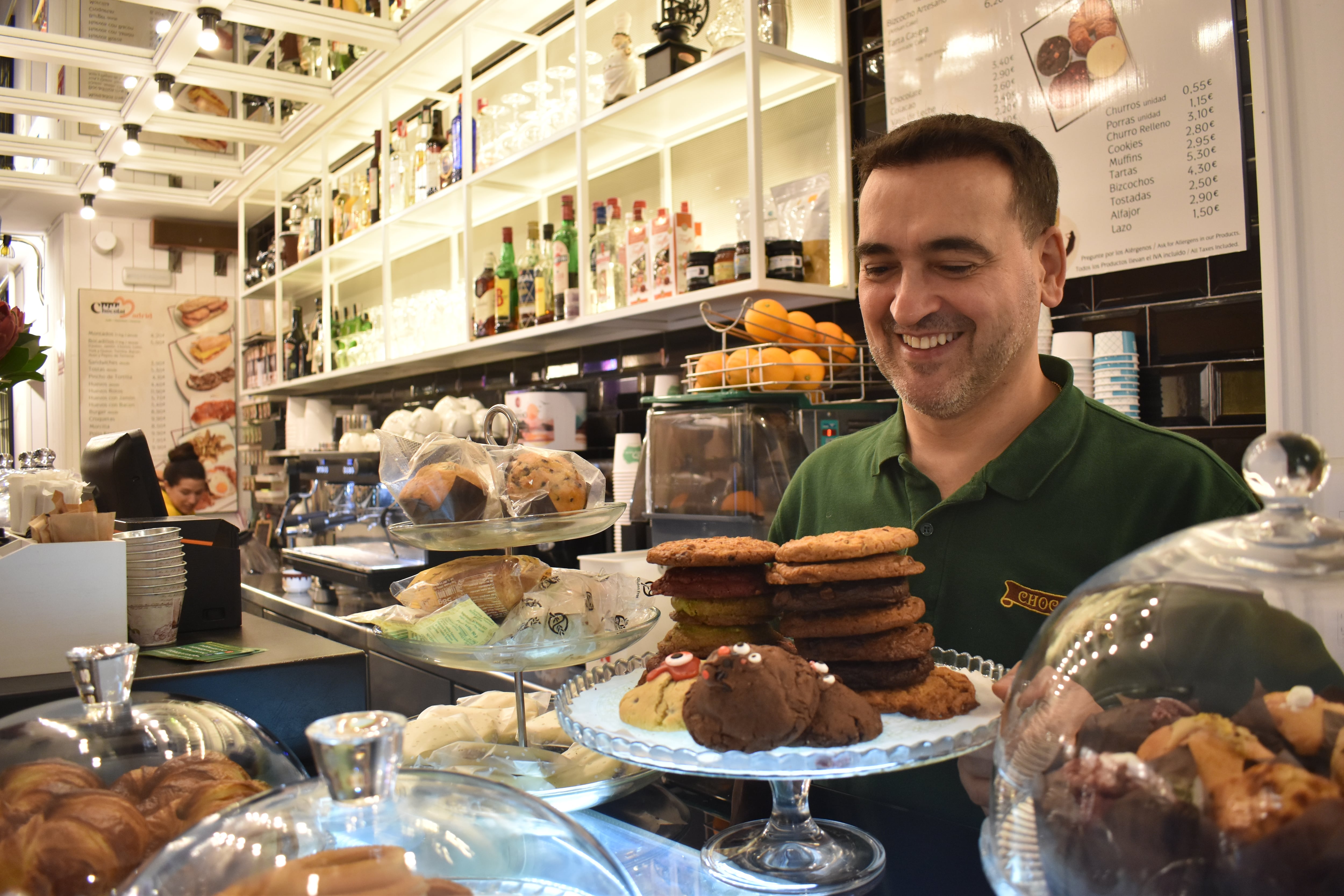 El chocolatero, Juan Alfonso, junto a unas galletas de chocolate temáticas de Halloween, este jueves en Madrid.