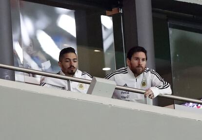 Messi observa el partido amistoso España Argentina desde un palco en la grada del Wanda Metropolitano. 