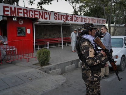 Acceso al hospital de emergencias de Kabul al que han sido trasladadas varias de las víctimas del atentado, este domingo.