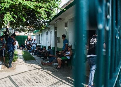 Migrantes cubanos aguardan la entrega de salvoconductos en la antigua estacion migratoria de Tapachula.