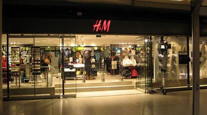 Una tienda de H&amp;M, en el centro comercial Plaza Norte de Madrid.