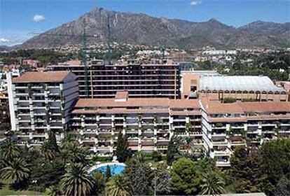 Vista general de Marbella, tomada esta semana, con la Sierra Blanca al fondo.