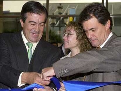Cascos (izquierda), acompañado de Artur Mas, y de la delegada del Gobiern, Susana Bouis, cortan la cinta inaugural del salón inmobiliario.
