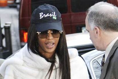 La <i>top-model</i> Naomi Campbell es escoltada hacia la Corte Criminal de Manhattan, en Nueva York.