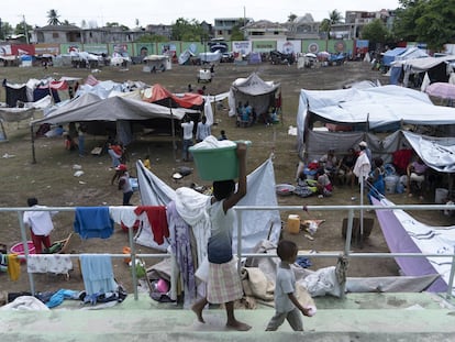 Cientos de familias se refugian en el Estadio de Gabion, en Los Cayos tras el terremoto de magnitud de 7,2, el sábado pasado.