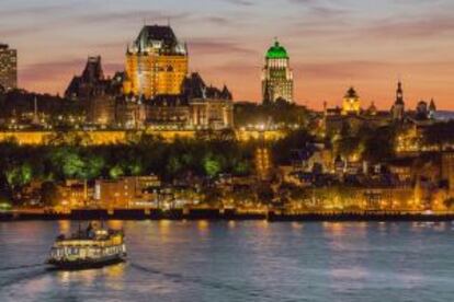 Panorámica nocturna de la ciudad de Quebec, con el Château Frontenac en lo más alto.