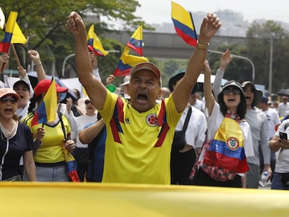 Opositores del gobierno de Gustavo Petro marchan en las calles de Medellín, el 6 de marzo.