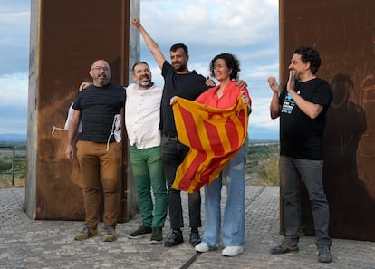  La secretaria general de ERC, Marta Rovira, acompañada por el diputado Ruben Wagensberg (tercero por la izquierda), el vicepresidente de Ómnium Cultural Oleguer Serra (segundo  por la izquierda), el empresario Josep Campmajó (izquierda) y el periodista Jesús Rodríguez (derecha), a su llegada esta mañana a la localidad de Salses (Francia). 