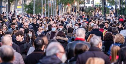 Multitud en la Avenida de Puerta del Ángel (Barcelona). 