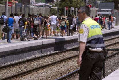 Un guardia de seguridad vigilaba ayer que nadie cruzara las vías.