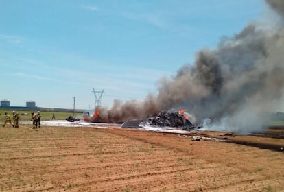 Imagen facilitada por la Policía Nacional de la parte delantera del Airbus A400M en llamas tras el accidente.