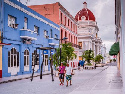 Vista del bulevar de San Fernando, con el Palacio de Gobierno de fondo, en Cienfuegos (Cuba).