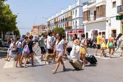Un grupo de turistas cruza un paso de peatones en el centro de Tarifa (Cádiz).