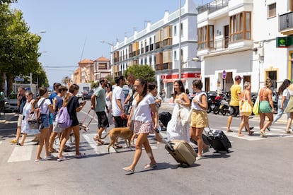 Un grupo de turistas cruza un paso de peatones en el centro de Tarifa (Cádiz).