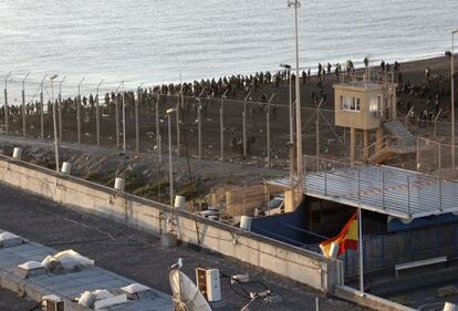 Un grupo de inmigrantes en la frontera de Ceuta