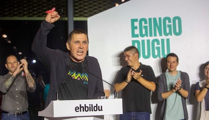 El coordinador general Bildu, Arnaldo Otegi, durante la celebración en San Sebastián de los resultados de su formación en las municipales de este domingo. 