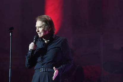 El cantante Raphael, en un momento de su actuación en Mérida.