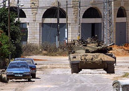 Un tanque israelí patrulla por las calles de Yenín.