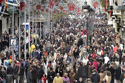 Miles de peatones colapsaron el Portal de l&#39;Àngel de Barcelona durante toda la jornada de ayer.