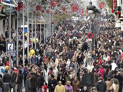 Miles de peatones colapsaron el Portal de l'Àngel de Barcelona durante toda la jornada de ayer.