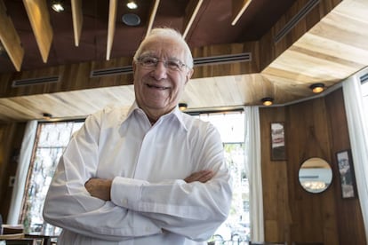 Enrique Macaya Márquez en un bar de Buenos Aires, tras la entrevista con EL PAÍS.