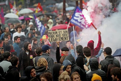 Un grupo de personas se manifiesta en París en contra de la reforma laboral.