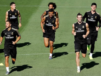 Hazard, Casemiro y Bale, delante de James Marcelo y Courtois, en Valdebebas.
