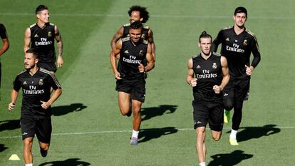 Hazard, Casemiro y Bale, delante de James Marcelo y Courtois, en Valdebebas.
