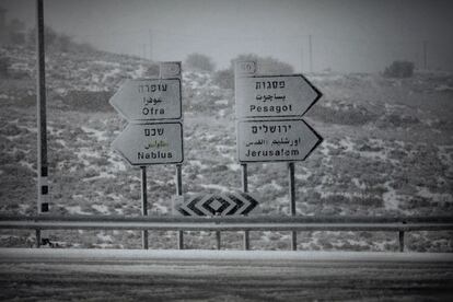 Señales de tráfico cubiertas de nieve por fuera de la ciudad de Ramala. El mal tiempo llegó afectar ayer al tráfico aéreo en el aeropuerto de Ben Gurión, donde un avión de la compañía holandesa KLM no pudo aterrizar y tuvo que hacerlo en la cercana isla de Chipre.