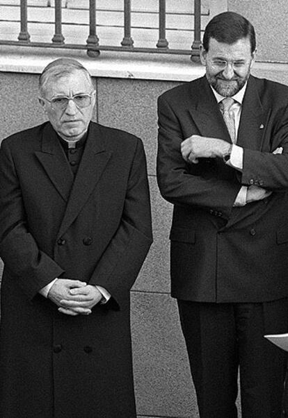 Los máximos responsables de la Conferencia Episcopal y el PP, Antonio M. Rouco y Mariano Rajoy, en 1999.