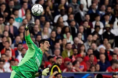 El portero del Real Madrid, Thibaut Courtois, pone en juego el balón. 