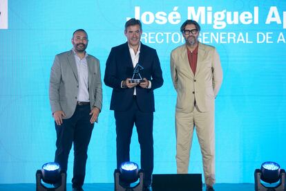 El director del  Diario AS Vicente Jiménez entrega el premio al coche electrificado de año a José Miguel Aparicio, director general Audio España.

