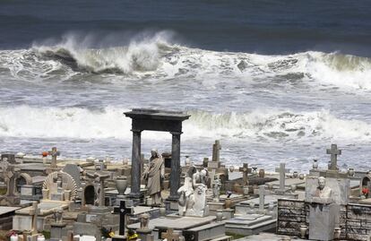 Fuertes olas azotan el histórico Cementerio Santa María Magdalena de Pazzis en el Viejo San Juan (Puerto Rico). 