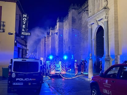 Los bomberos entran en la mezquita tras declararse el incendio.