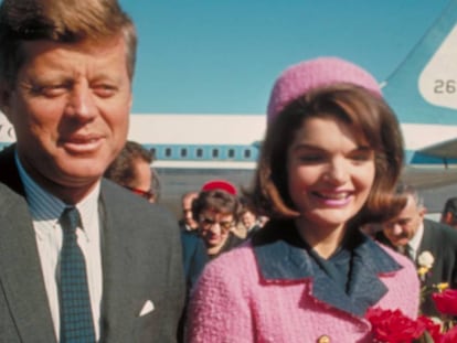 El presidente John F. Kennedy y su esposa, Jackie, aterrizan en Dallas (Texas) el 22 de noviembre de 1963.