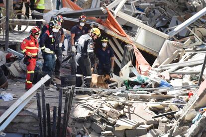 Los heridos ya identificados son una mujer de 57 años, afectada de carácter grave, y un hombre de 28 años y nacionalidad italiana, que ha resultado herido leve. Ambos han sido trasladados a centros hospitalarios, mientras que la tercera persona afectada, una mujer de 55 años, ha sido atendida en el lugar por una crisis de ansiedad.